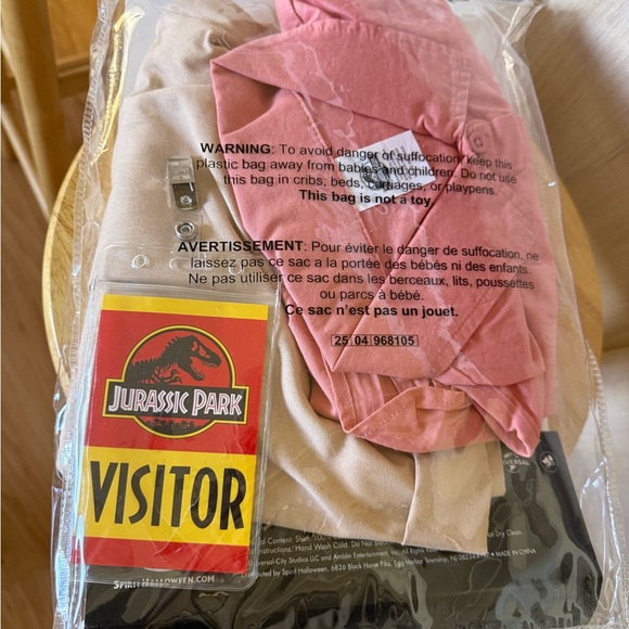 Jurassic Park Pink Shirt and Beige Shorts Costume Dr Ellie Sattler - Picture 5 of 6